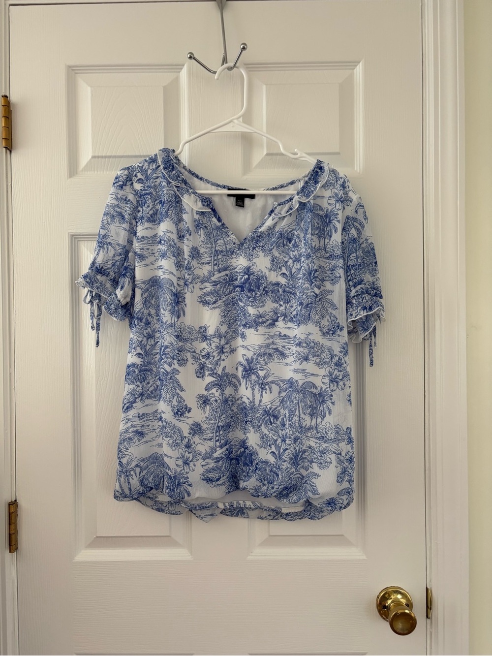 Women's Blue and White Printed V-Neck Short Sleeve Blouse